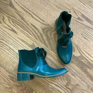 Bernardo Lace Up Rain Booties women’s size 39
